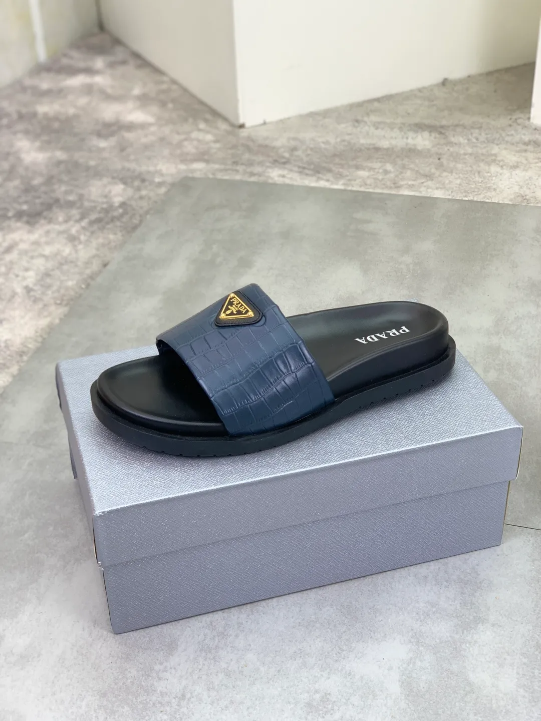 Men's shoes 💰P320💰【New style】🎁🎁🎁 PRADA Prada's new casual slippers, original official website, perfect workmanship, conveying a kind of noble luxury, sublimating its definition of luxury in Prada's high-end extraordinary craftsmanship. Original combination outsole, code number: 38-44 (45 customized) Multiple colors 🉑️ to choose from